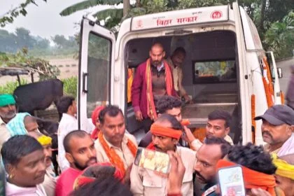 सड़क हादसा में मृतक बस चालक का शव   हरिचक गांव पहुंचते ही परिजनों में मचा कोहराम 14