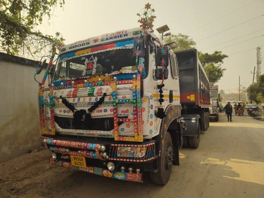 सिमरिया धाम जा रहे साइकिल सवार को तेज रफ्तार हाइवा ने कुचला, साइकिल सवार व्यक्ति की घटनास्थल पर ही दर्दनाक मौत  1