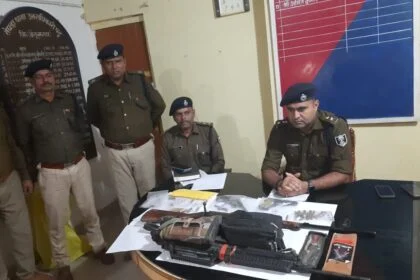बेगूसराय में पुलिस और एसटीएफ की संयुक्त मुठभेड़ में 4 कुख्यात अपराधी गिरफ्तार, एक बदमाश के पैर में लगी गोली; भारी मात्रा में हथियार बरामद 35
