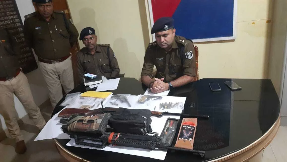 बेगूसराय में पुलिस और एसटीएफ की संयुक्त मुठभेड़ में 4 कुख्यात अपराधी गिरफ्तार, एक बदमाश के पैर में लगी गोली; भारी मात्रा में हथियार बरामद 2