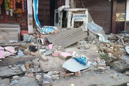 समस्तीपुर: मोहनपुर रोड पर भीषण सड़क हादसा; बेकाबू हाईवा ने ट्रक और प्रतिष्ठानों को रौंदा, नाले में जा गिरा। 19