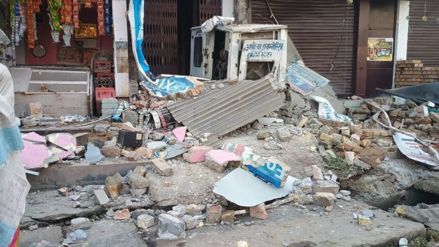 समस्तीपुर: मोहनपुर रोड पर भीषण सड़क हादसा; बेकाबू हाईवा ने ट्रक और प्रतिष्ठानों को रौंदा, नाले में जा गिरा। 1