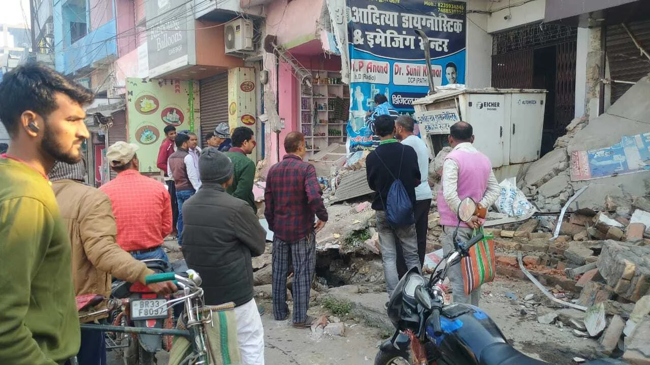 समस्तीपुर: मोहनपुर रोड पर भीषण सड़क हादसा; बेकाबू हाईवा ने ट्रक और प्रतिष्ठानों को रौंदा, नाले में जा गिरा। 2