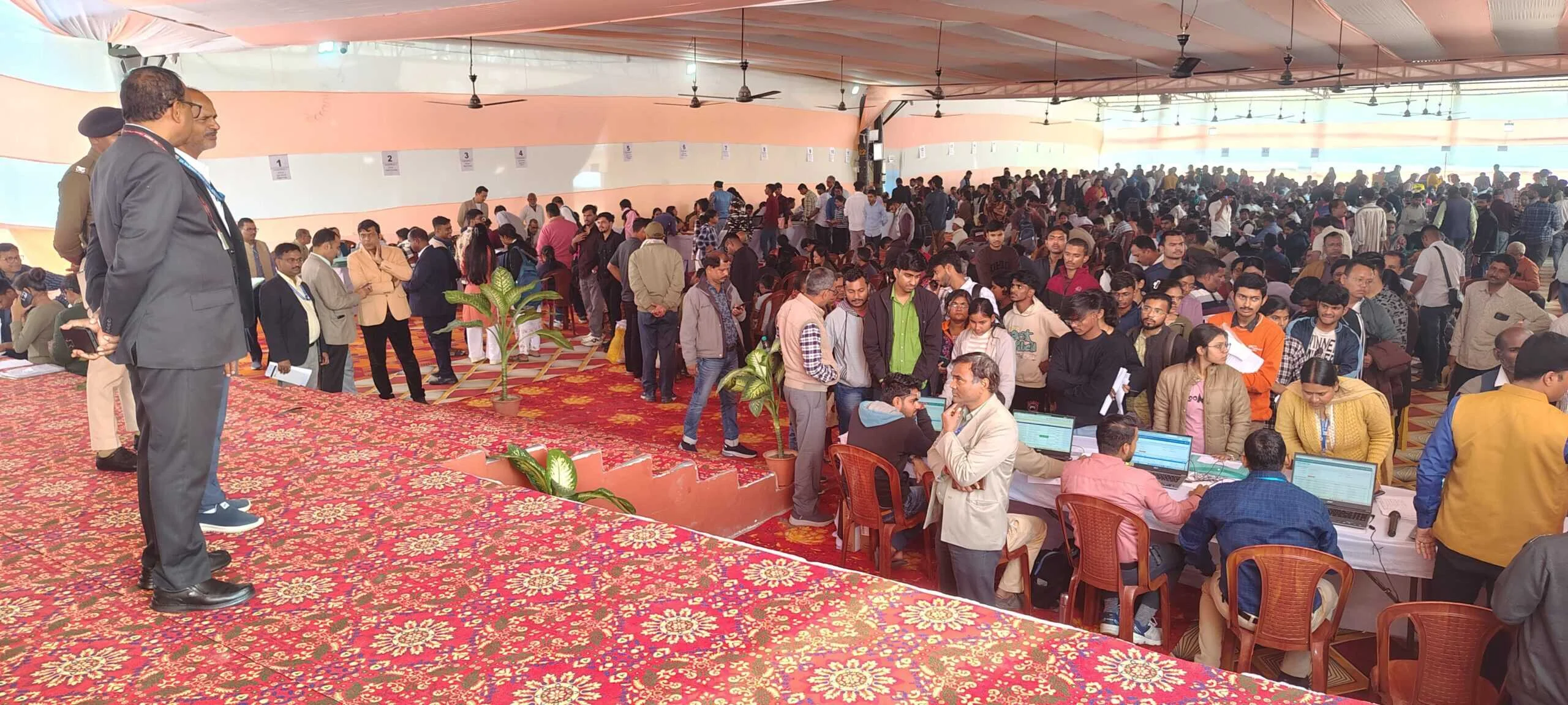 समस्तीपुर: ​डॉ. राजेंद्र प्रसाद केंद्रीय कृषि विश्वविद्यालय, पूसा में नामांकन के पहले दिन 60% से अधिक सीटें फुल; कुलपति डॉ. पी.एस. पांडेय ने की निगरानी 3