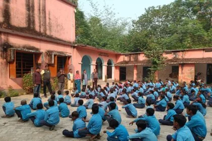 भगवानपुर में मुख्यमंत्री विद्यालय सुरक्षा कार्यक्रम के तहत बच्चों को दी गई शीतलहर से बचाव की जानकारी 14