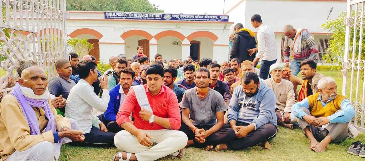 ​"पहले हाजरी, फिर काम": समस्तीपुर में विवि के मजदूरों का अनोखा प्रदर्शन, प्रशासन पर मनमानी का आरोप 3