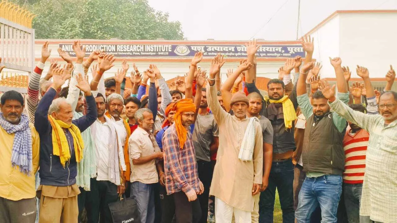 ​"पहले हाजरी, फिर काम": समस्तीपुर में विवि के मजदूरों का अनोखा प्रदर्शन, प्रशासन पर मनमानी का आरोप 4