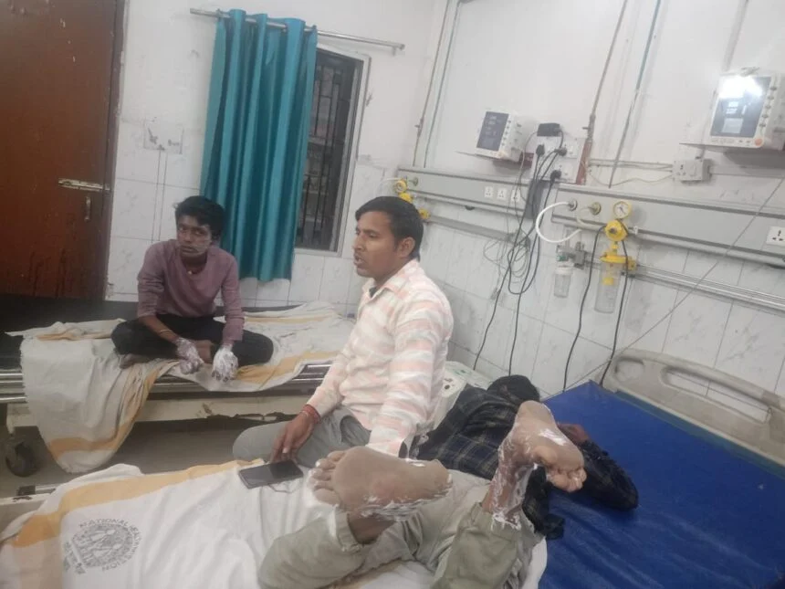 समस्तीपुर: दलसिंहसराय के काली स्थान मोहल्ला में बिजली शॉर्ट सर्किट से लगी भीषण आग, परिवार के दो बच्चे झुलसे  1