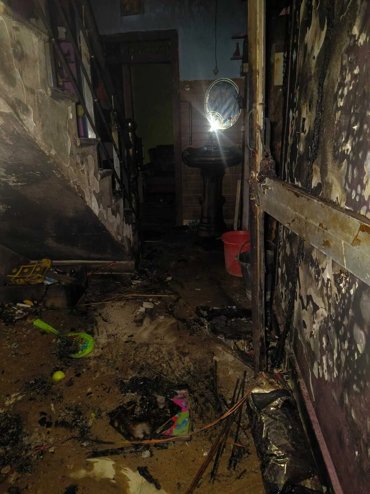 समस्तीपुर: दलसिंहसराय के काली स्थान मोहल्ला में बिजली शॉर्ट सर्किट से लगी भीषण आग, परिवार के दो बच्चे झुलसे  2