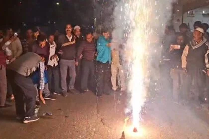नालंदा में टूटी मज़हब की दीवार, अल्पसंख्यक समुदाय के लोगो ने एनडीए की जीत पर जमकर मनाया जश्न, पटाखे फोड़ की आतिशबाजी 10