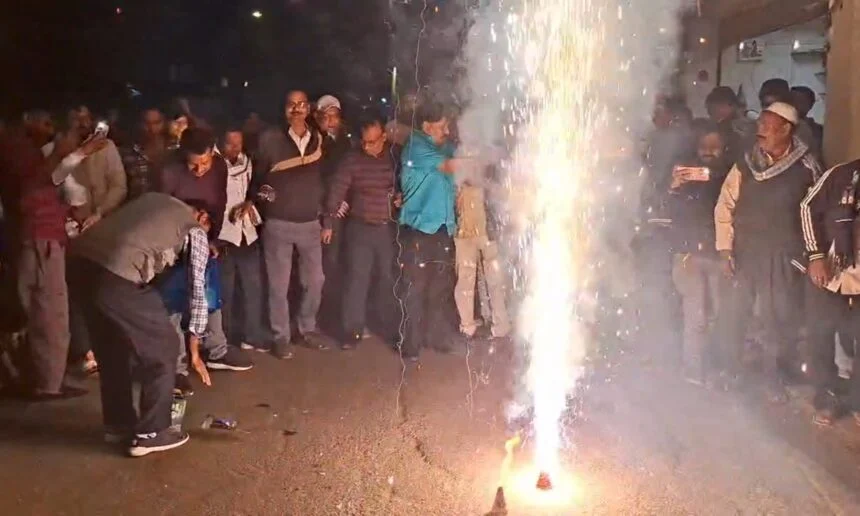 नालंदा में टूटी मज़हब की दीवार, अल्पसंख्यक समुदाय के लोगो ने एनडीए की जीत पर जमकर मनाया जश्न, पटाखे फोड़ की आतिशबाजी 1