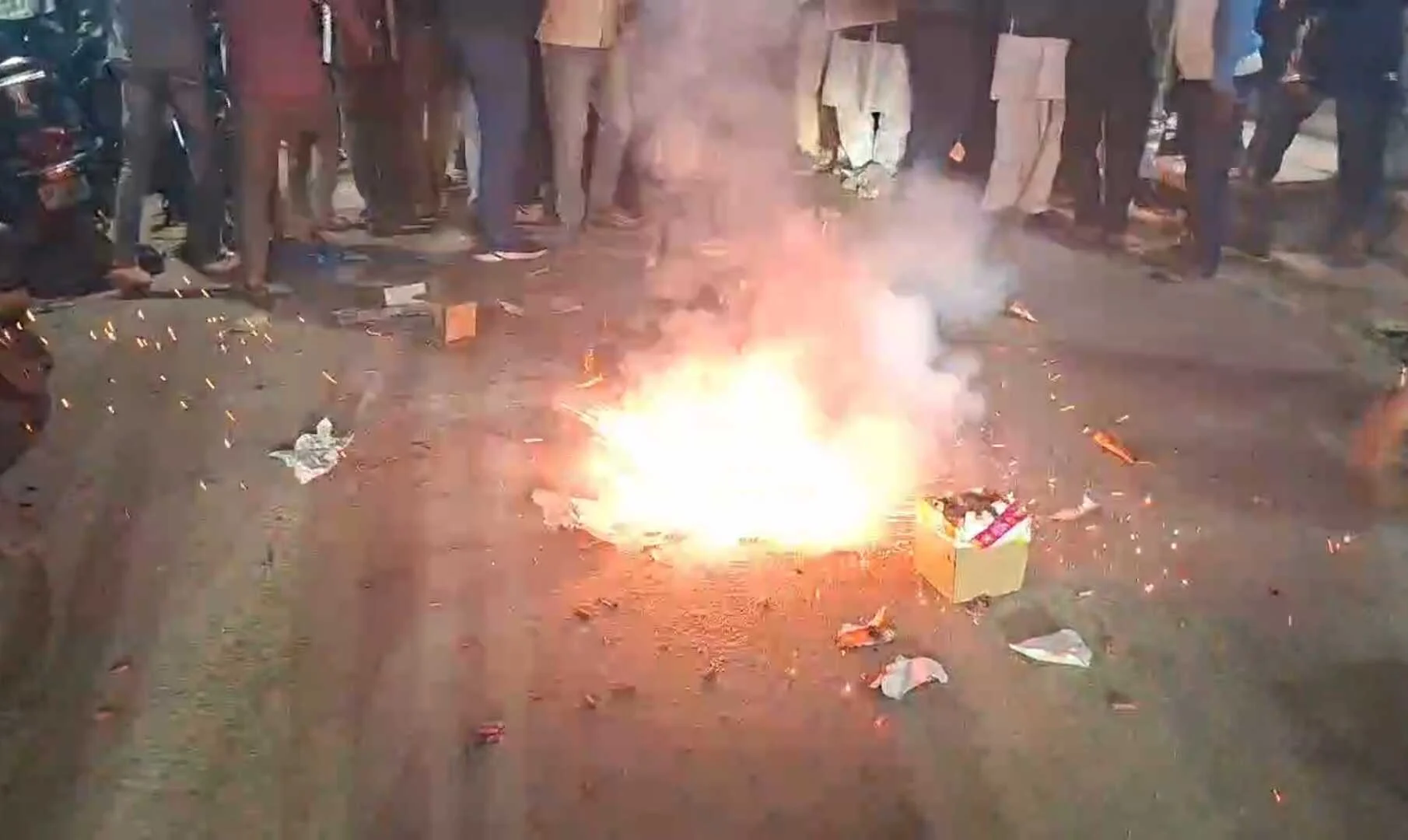 नालंदा में टूटी मज़हब की दीवार, अल्पसंख्यक समुदाय के लोगो ने एनडीए की जीत पर जमकर मनाया जश्न, पटाखे फोड़ की आतिशबाजी 3