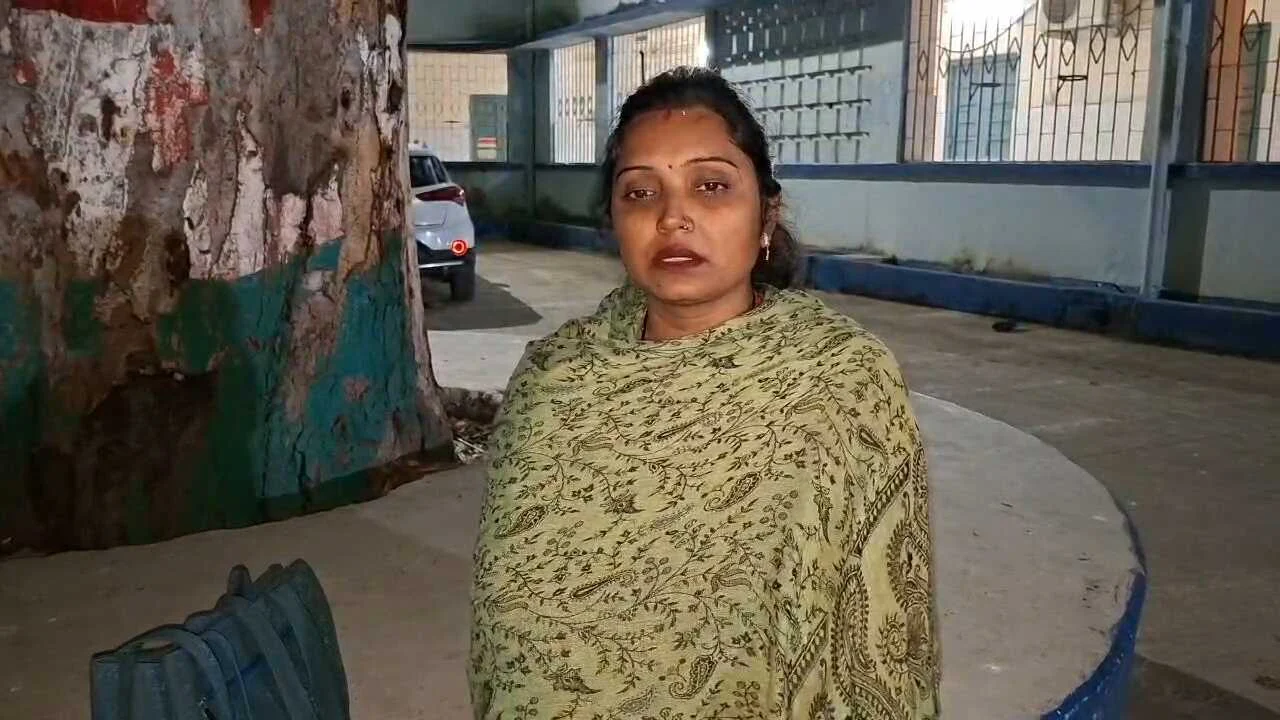 नालंदा: मॉडल अस्पताल मे तैनात वार्ड गर्ल के ऊपर अज्ञात लोगो ने किया एसिड अटैक, बाल बाल बची वार्ड गर्ल, पूलिस मौके पर पहुंची 2