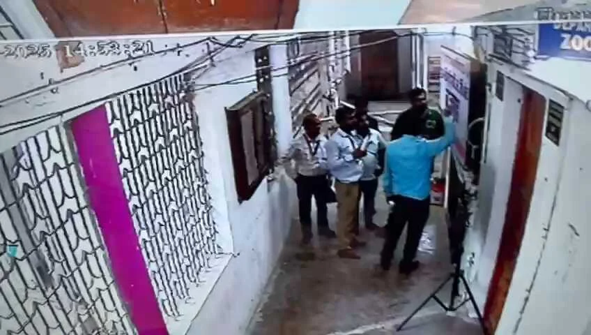 समस्तीपुर कॉलेज स्ट्रांग रूम में गड़बड़ी की अफवाह फैली, RJD प्रत्याशी एज्या यादव मौके पर पहुंचीं - प्रशासन ने किया खंडन 3