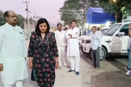 समस्तीपुर कॉलेज स्ट्रांग रूम में गड़बड़ी की अफवाह फैली, RJD प्रत्याशी एज्या यादव मौके पर पहुंचीं - प्रशासन ने किया खंडन 4