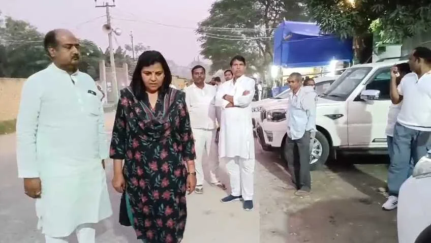 समस्तीपुर कॉलेज स्ट्रांग रूम में गड़बड़ी की अफवाह फैली, RJD प्रत्याशी एज्या यादव मौके पर पहुंचीं - प्रशासन ने किया खंडन 1