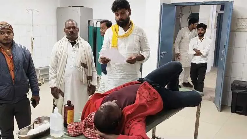 कैमूर में राजनीतिक झंडा लगाने को लेकर बवाल -  राजद और जन सुराज समर्थकों में झड़प, एक युवक गंभीर रूप से घायल 1