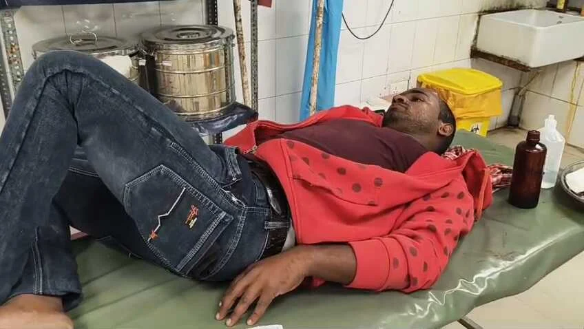 कैमूर में राजनीतिक झंडा लगाने को लेकर बवाल -  राजद और जन सुराज समर्थकों में झड़प, एक युवक गंभीर रूप से घायल 2