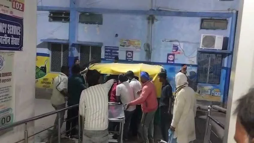 कैमुर में भीषण सड़क हादसा: बाइक-ट्रैक्टर की टक्कर में बसपा के सक्रिय कार्यकर्ता की मौत, एक गंभीर घायल 3