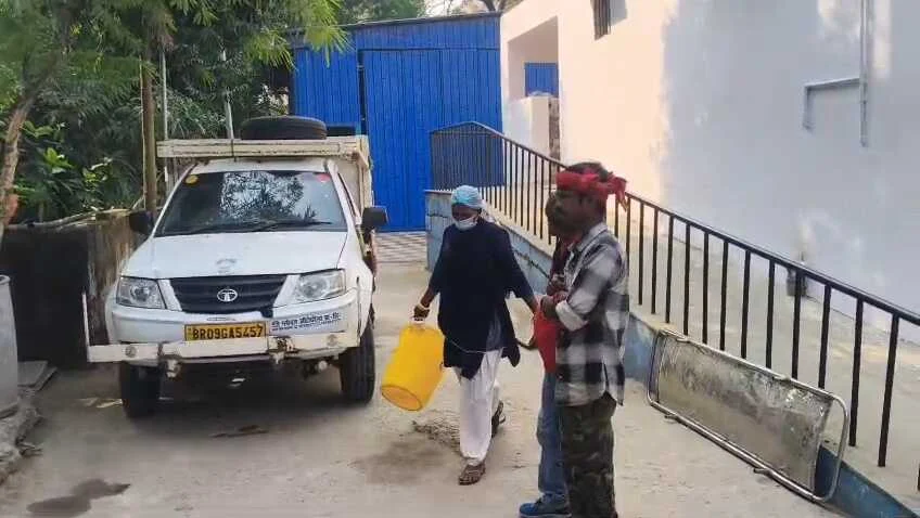 बेगूसराय में सनसनी: पेड़ से लटका मिला अज्ञात युवक का शव, हत्या कर टांगने की आशंका 1