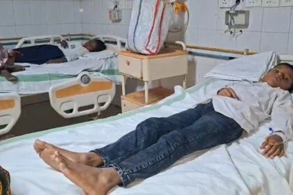 नालंदा: पढ़ाई के दौरान विद्यालय की छत गिरने से आधा दर्जन से अधिक बच्चे जख्मी, अस्पताल में चल रहा है इलाज, एक छात्र पटना रेफर 21