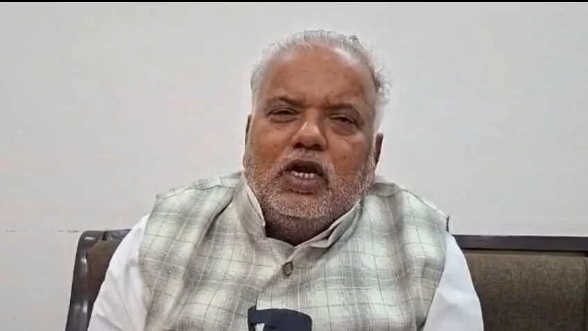 मतगणना से पहले पोस्टरवार को लेकर नालंदा में एनडीए मे बयानबाज़ी तेज, मंत्री श्रवण कुमार का वार तेजस्वी के मन में पहले से फूट रहे हैं मुख्यमंत्री बनने के लड्डू 1