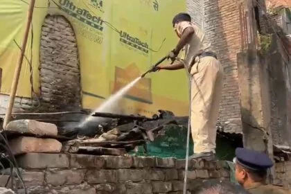 समस्तीपुर के पेठियागाछी में पॉश इलाके के मकान में लगी भीषण आग, शॉर्ट सर्किट बना कारण; बड़ी अनहोनी टली 8