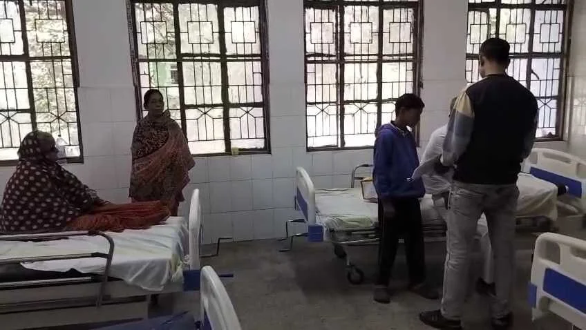 कैमुर: भभुआ सदर अस्पताल में बड़ा हंगामा, भर्ती मरीजों को समय पर नहीं मिला नाश्ता-खाना; अपर मुख्य चिकित्सा पदाधिकारी ने जीविका पर कार्रवाई का दिया आदेश 1