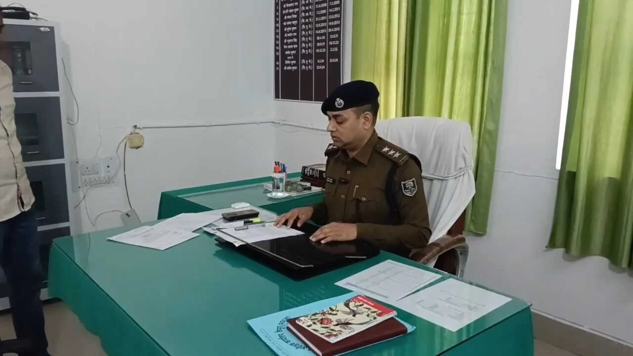 कैमुर: बकरी चराने के विवाद में दो पक्षों के बीच जमकर चले लाठी–डंडे, तलवार लहराने का वीडियो हुआ वायरल, 14 पर FIR, तीन गिरफ्तार 3