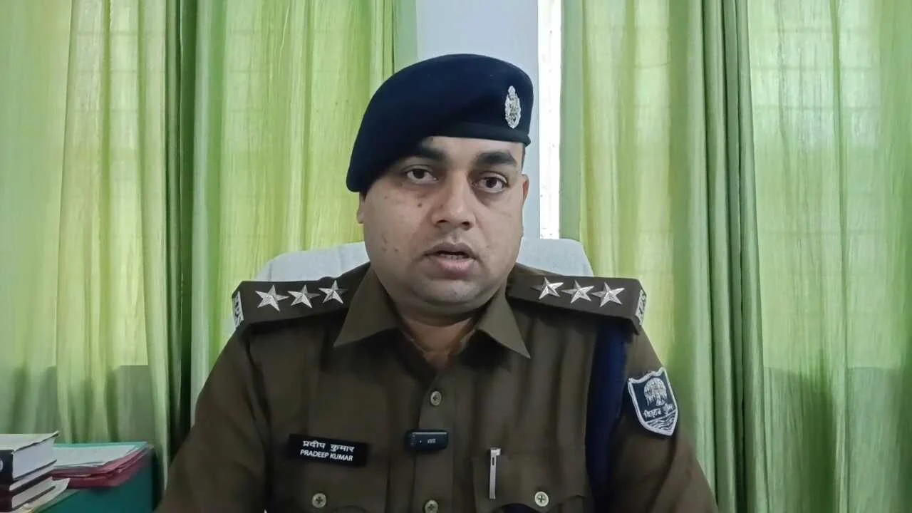 कैमुर: बकरी चराने के विवाद में दो पक्षों के बीच जमकर चले लाठी–डंडे, तलवार लहराने का वीडियो हुआ वायरल, 14 पर FIR, तीन गिरफ्तार 5