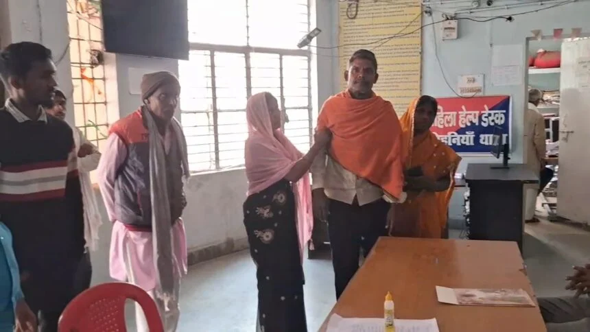 कैमुर: बकरी चराने के विवाद में दो पक्षों के बीच जमकर चले लाठी–डंडे, तलवार लहराने का वीडियो हुआ वायरल, 14 पर FIR, तीन गिरफ्तार 1