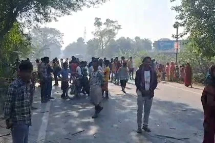 समस्तीपुर: उजियारपुर में सड़क हादसे के बाद आक्रोश: मृतक के परिजनों ने शव रखकर एनएच-28 जाम किया 23