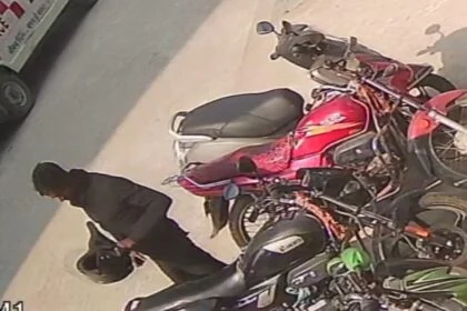 नालंदा: 100 से ज्यादा सुरक्षा कर्मी तैनात, फिर भी बिहार शरीफ मॉडल अस्पताल मे हेलमेट चोरी की घटना CCTV में कैद 8