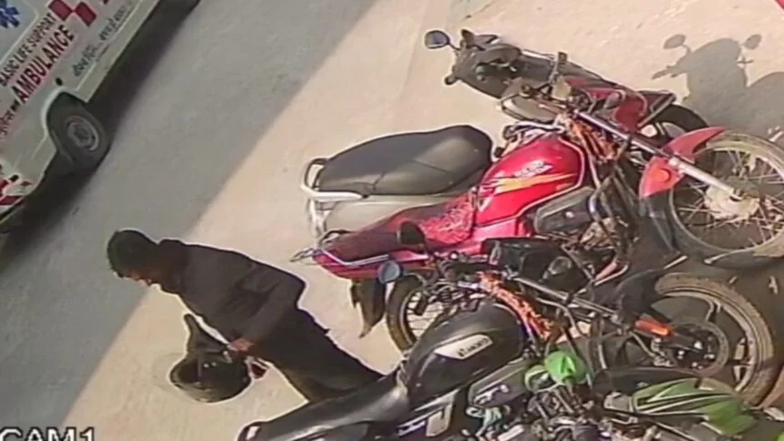 नालंदा: 100 से ज्यादा सुरक्षा कर्मी तैनात, फिर भी बिहार शरीफ मॉडल अस्पताल मे हेलमेट चोरी की घटना CCTV में कैद 1