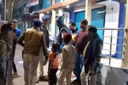 कैमुर: मोहनिया में लापता स्कूली छात्र कुछ ही घंटों में बरामद, अपहरण की आशंका के बीच पुलिस ने CCTV फुटेज से रिश्तेदार के घर से खोज निकाला 4