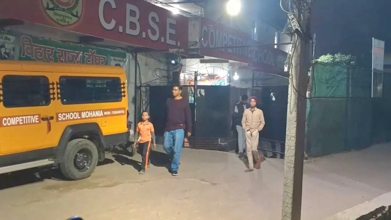 कैमुर: मोहनिया में लापता स्कूली छात्र कुछ ही घंटों में बरामद, अपहरण की आशंका के बीच पुलिस ने CCTV फुटेज से रिश्तेदार के घर से खोज निकाला 2