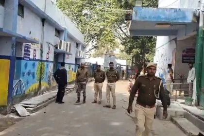 कैमुर: प्रतिबंधित ढाई कुंटल के सांबर की दो गोली मारकर हत्या,मांस बेचने की थी तैयारी, छापामारी में वन विभाग की टीम ने एक को दबोचा,5 फरार, 250 किलो वजन का है सांबर 2