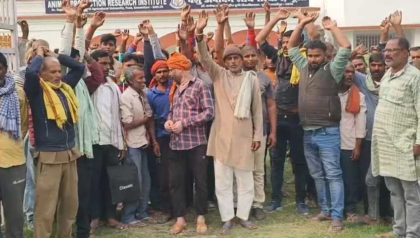 ​"पहले हाजरी, फिर काम": समस्तीपुर में विवि के मजदूरों का अनोखा प्रदर्शन, प्रशासन पर मनमानी का आरोप 2