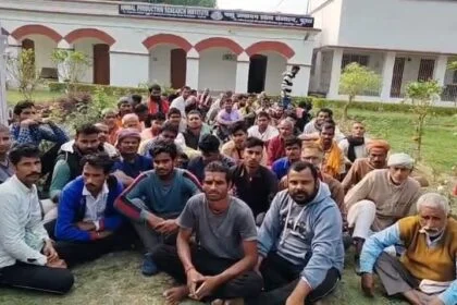 ​"पहले हाजरी, फिर काम": समस्तीपुर में विवि के मजदूरों का अनोखा प्रदर्शन, प्रशासन पर मनमानी का आरोप 6