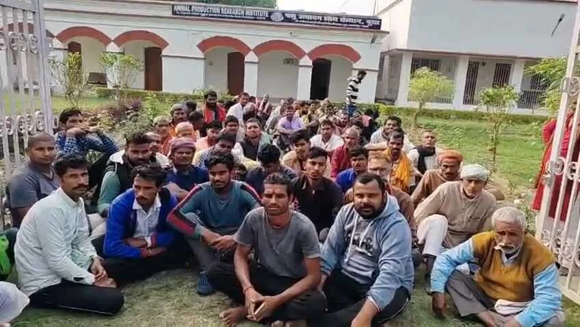 ​"पहले हाजरी, फिर काम": समस्तीपुर में विवि के मजदूरों का अनोखा प्रदर्शन, प्रशासन पर मनमानी का आरोप 1