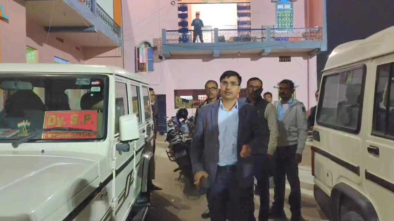 समस्तीपुर में EOU का बड़ा एक्शन: रोसड़ा नगर परिषद के कार्यपालक पदाधिकारी के घर छापा, 5 लाख कैश और प्रॉपर्टी के कागज बरामद 3