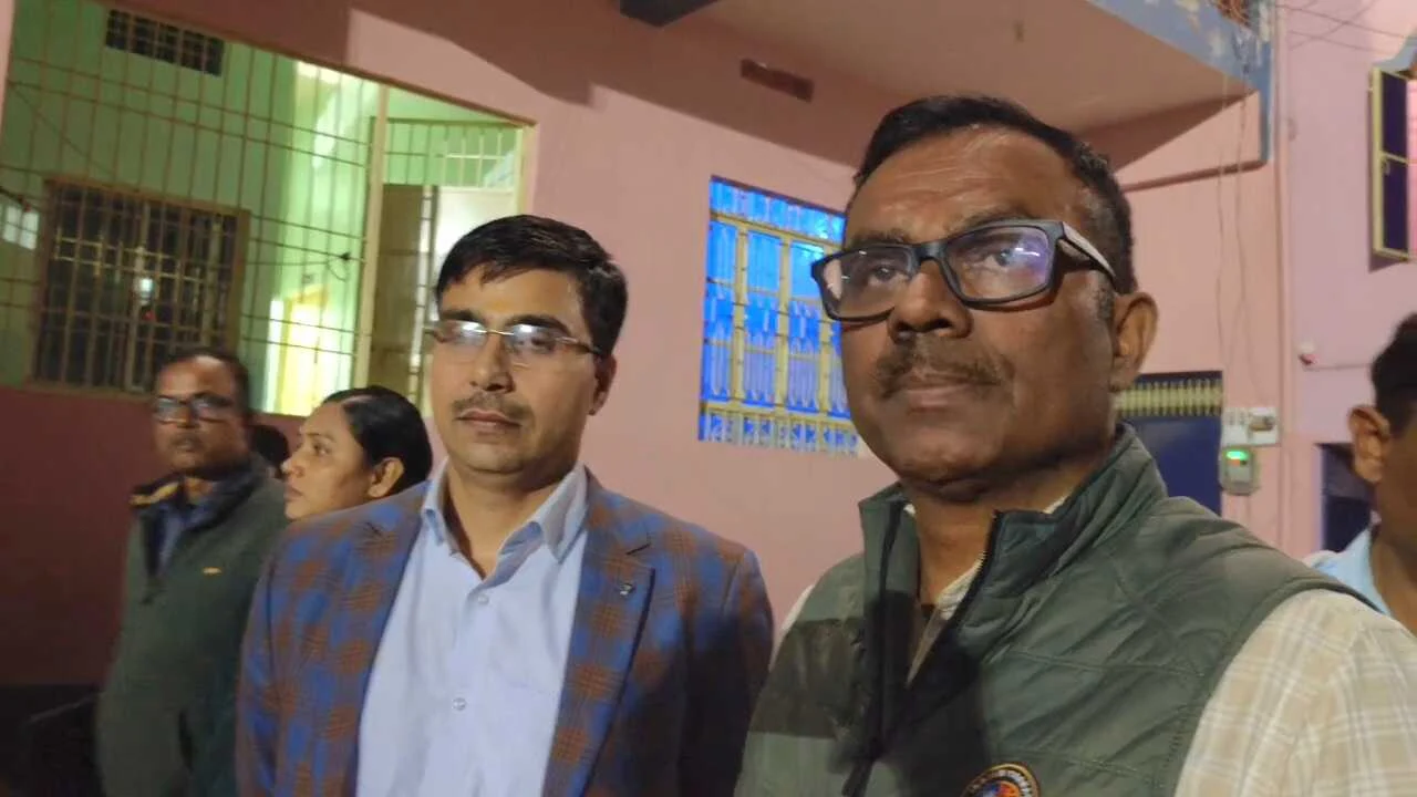 समस्तीपुर में EOU का बड़ा एक्शन: रोसड़ा नगर परिषद के कार्यपालक पदाधिकारी के घर छापा, 5 लाख कैश और प्रॉपर्टी के कागज बरामद 2