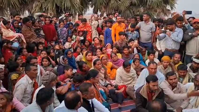 नालंदा: गन्ना उद्योग मंत्री संजय पासवान और सांसद अरुण भारती पहुंचे रहूई प्रखंड के शिवनन्दन नगर गांव, पीड़ितों से की मुलाक़ात, हाई कोर्ट के आदेश पर आठ लोगो का तोड़ा गया था आशियाना 2