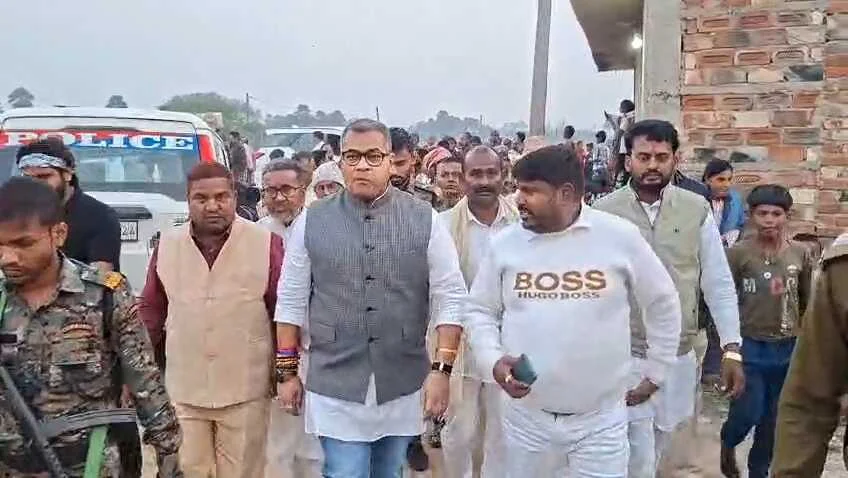 नालंदा: गन्ना उद्योग मंत्री संजय पासवान और सांसद अरुण भारती पहुंचे रहूई प्रखंड के शिवनन्दन नगर गांव, पीड़ितों से की मुलाक़ात, हाई कोर्ट के आदेश पर आठ लोगो का तोड़ा गया था आशियाना 4