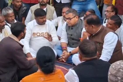 नालंदा: गन्ना उद्योग मंत्री संजय पासवान और सांसद अरुण भारती पहुंचे रहूई प्रखंड के शिवनन्दन नगर गांव, पीड़ितों से की मुलाक़ात, हाई कोर्ट के आदेश पर आठ लोगो का तोड़ा गया था आशियाना 6