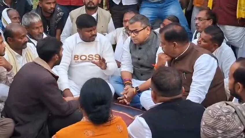 नालंदा: गन्ना उद्योग मंत्री संजय पासवान और सांसद अरुण भारती पहुंचे रहूई प्रखंड के शिवनन्दन नगर गांव, पीड़ितों से की मुलाक़ात, हाई कोर्ट के आदेश पर आठ लोगो का तोड़ा गया था आशियाना 1