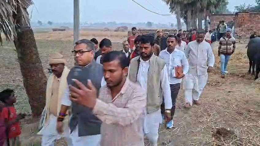 नालंदा: गन्ना उद्योग मंत्री संजय पासवान और सांसद अरुण भारती पहुंचे रहूई प्रखंड के शिवनन्दन नगर गांव, पीड़ितों से की मुलाक़ात, हाई कोर्ट के आदेश पर आठ लोगो का तोड़ा गया था आशियाना 3