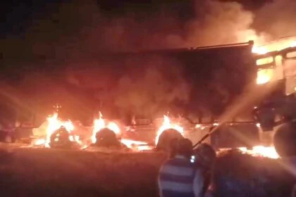 समस्तीपुर में हाईटेंशन तार से टकराया ट्रक, लगी भीषण आग, चालक की मौत, खलासी की स्थिती नाजुक 8