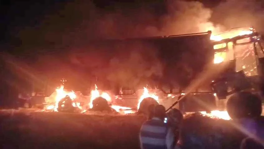 समस्तीपुर में हाईटेंशन तार से टकराया ट्रक, लगी भीषण आग, चालक की मौत, खलासी की स्थिती नाजुक 1