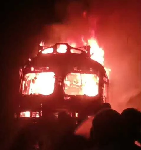 समस्तीपुर में हाईटेंशन तार से टकराया ट्रक, लगी भीषण आग, चालक की मौत, खलासी की स्थिती नाजुक 2